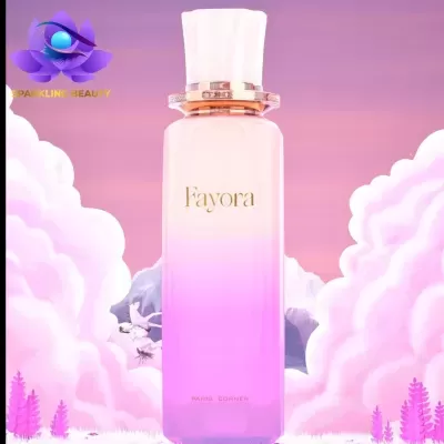 Garrafas de spray de perfume rosa degradê com tampa branca e texto dourado, fundo cor-de-rosa com nuvens e árvores