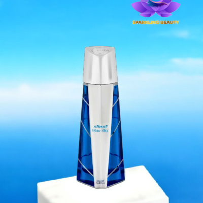 Frasco de perfume azul e prata sobre base branca com fundo azul