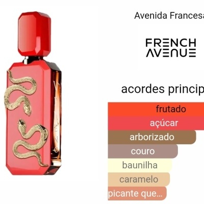 Frasco de perfume vermelho com serpentes douradas e texto de descrição aromática em português