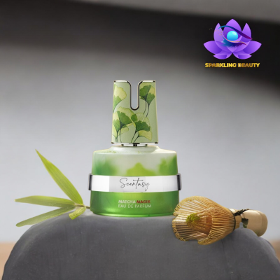 Frasco de perfume verde Scentasy com folhas e utensílios de bambu