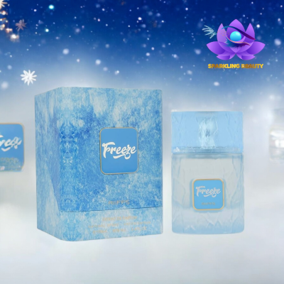 Frasco e caixa de perfume Freeze azul com textura de gelo e fundo azul com flocos de neve.