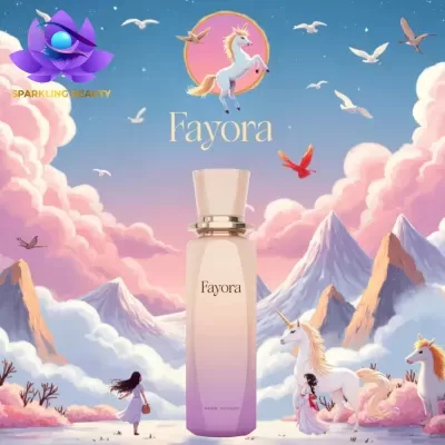 Frasco de perfume Fayora em fundo artístico com unicórnios e nuvens cor-de-rosa