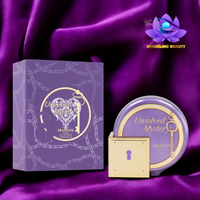 Frasco e caixa de perfume Unsolved Mystery MAISON ASRAR roxos com detalhes dourados e fundo de tecido roxo