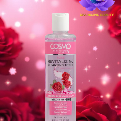 Frasco de tónico facial COSMO Rose Revitalizing Cleansing Toner com fundo rosa e flores vermelhas