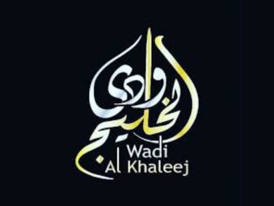 Logótipo Wadi Al Khaleej em árabe e inglês sobre fundo preto