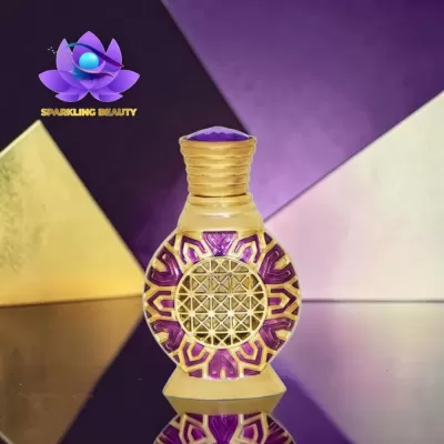Frasco decorativo dourado e roxo com padrão geométrico em fundo colorido