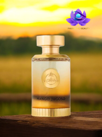 Frasco de perfume dourado e âmbar sobre madeira com paisagem ao fundo
