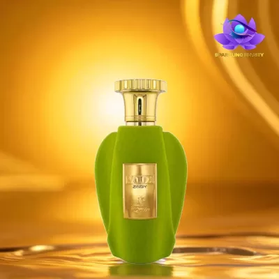 Frasco de perfume verde com etiqueta dourada em fundo dourado brilhante