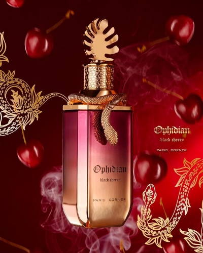 Frasco de perfume Ophidian black cherry com design dourado e vermelho, decorado com cobra e folha, cerjas vermelhas ao fundo