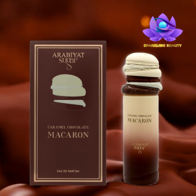 Frasco de perfume com tampa em forma de macaron castanho e creme e embalagem castanha com texto e imagem de macaron