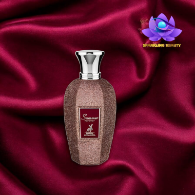 Frasco de perfume brilhante com tampa prateada sobre tecido vermelho