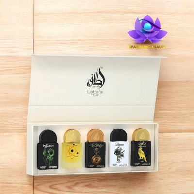 Conjunto com cinco frascos de perfume Lattafa Pride dentro de caixa branca, em cima de madeira clara.