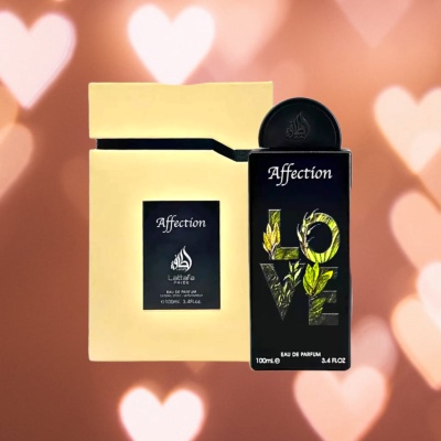 Frasco de perfume Affection Love ao lado da embalagem sobre fundo com corações iluminados