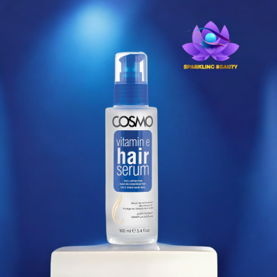 Frasco de serum capilar COSMO vitamin e hair serum 100 ml em fundo azul.