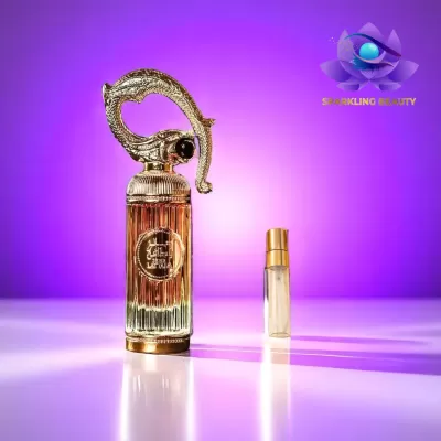 Frascos de perfume em vidro com tampa dourada, fundo roxo iluminado.