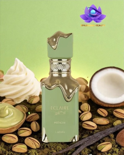 Frasco de perfume verde pistache com detalhes dourados e ingredientes naturais à volta