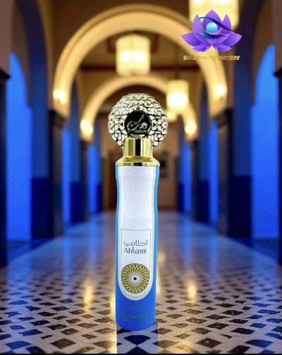 Frasco de perfume decorativo em corredor iluminado