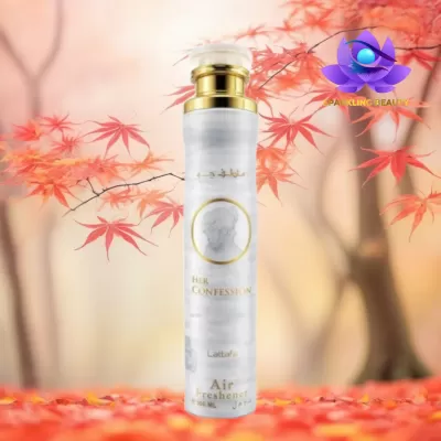 Frasco branco de ambientador com texto HER CONFESSION em cenário outonal
