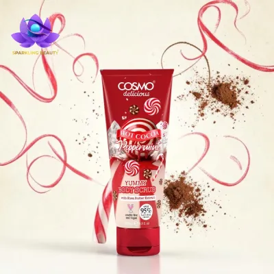 Embalagem vermelha e branca de esfoliante corporal COSMO delicious Hot Cocoa Peppermint com pó castanho e fitas vermelhas ao fundo