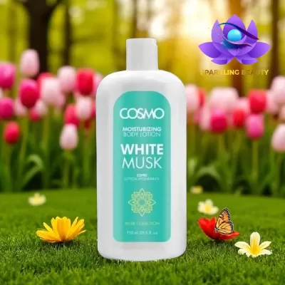 Frasco branco de loção corporal COSMO White Musk sobre relva com flores e borboleta