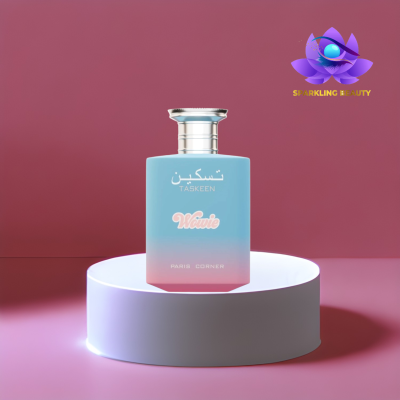 Frasco de perfume azul e rosa em pedestal branco com fundo rosa e logótipo SPARKLING BEAUTY