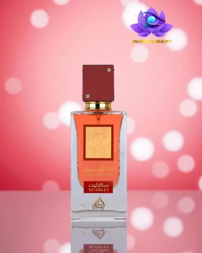 Frasco de perfume vidro transparente com líquido alaranjado e tampa marrom