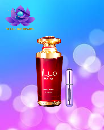 Frasco de perfume vermelho e dourado com texto MAYAR e frasco pequeno roxo sobre fundo colorido