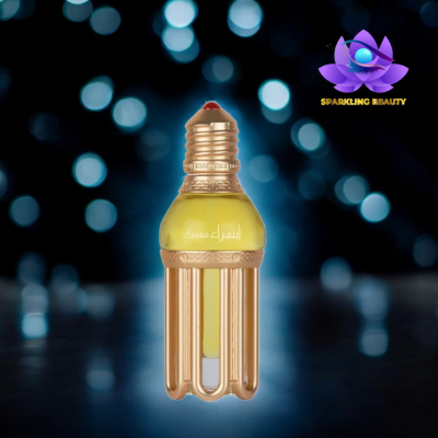 Frasco dourado com líquido amarelo e texto árabe, fundo azul com luzes desfocadas e logo 'SPARKLING BEAUTY'