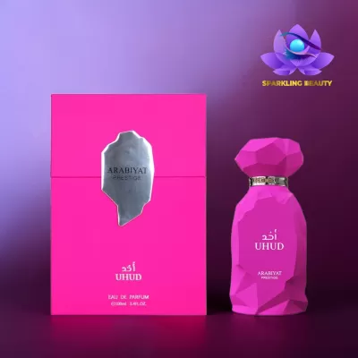 Perfume rosa Uhud Arabiyat Prestige com caixa rosa e fundo roxo