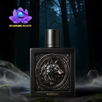 Frasco de perfume preto com relevo de lobo e texto RAYHAAN