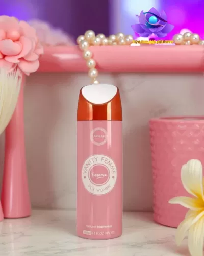 spray desodorizante corporal cor de rosa com tampa cobre numa bancada com decoração rosa e pérolas