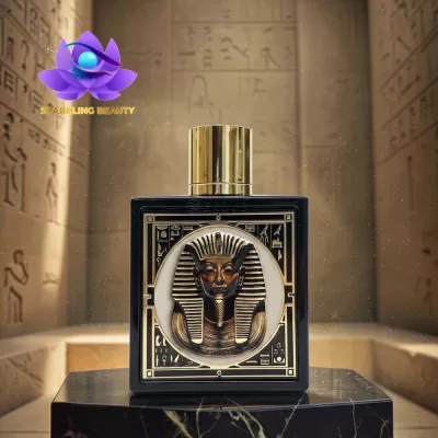 Frasco de perfume preto com imagem de Faraó dourado e fundo com hieróglifos egípcios
