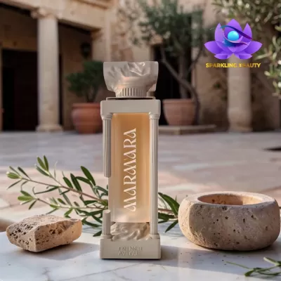 Frasco de perfume MAARAARA em suporte branco com colunas, numa superfície de mármore com plantas e pedras ao redor