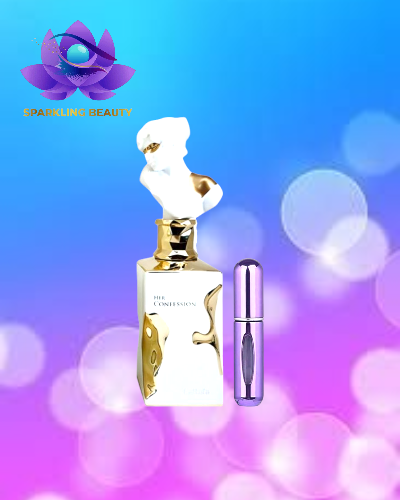 Frasco de perfume dourado e branco com texto HER CONFESSION e frasco metálico roxo ao lado sobre fundo azul rosa com luzes desfocadas.