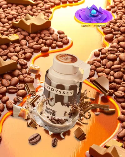Embalagem de Toffee Coffee Odyssey rodeada por grãos de café e chocolate