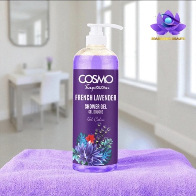 Gel de duche Cosmo French Lavender sobre toalha roxa numa casa de banho
