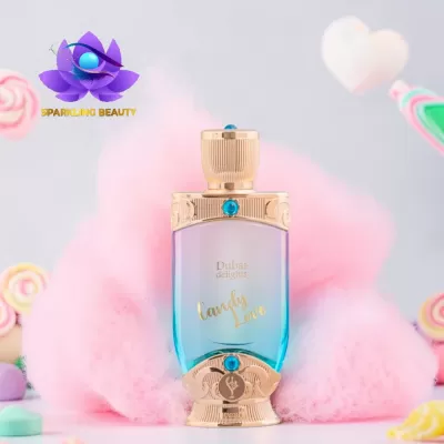 Frasco de perfume azul com detalhes dourados e algodão doce cor-de-rosa