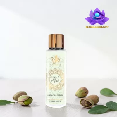 Frasco transparente de body mist Pistachio Musk com tampa dourada e pistácios ao redor.