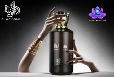 Frasco de perfume elegante e mãos femininas subtilmente decoradas