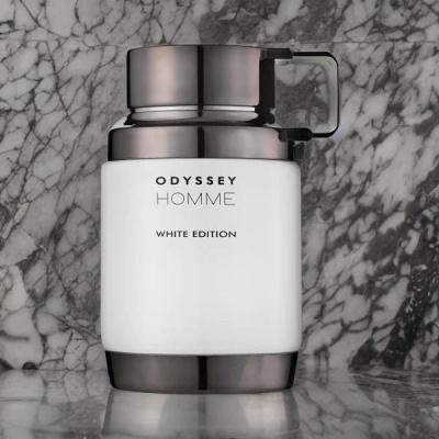Frasco de perfume masculino ODYSSEY HOMME WHITE EDITION sobre superfície refletora e fundo de mármore