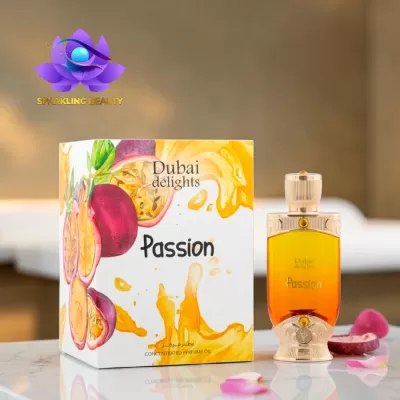 Frasco de perfume amarelo âmbar com caixa branca ilustrada com maracujás e texto Dubai delights Passion.