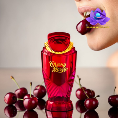 Frasco de perfume vermelho Cherry Gossip com cerejas frescas e pessoa segurando cereja na boca