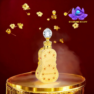 Frasco de perfume dourado decorado em suporte dourado com fundo vermelho