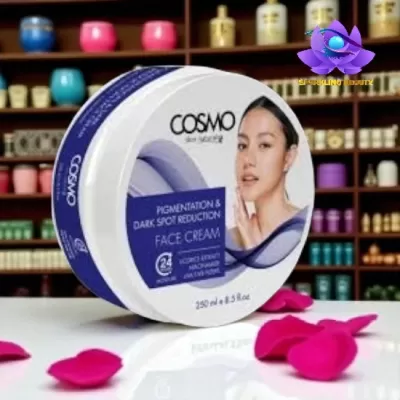 Creme facial COSMO para redução de pigmentação e manchas escuras em embalagem branca e azul com imagem de mulher