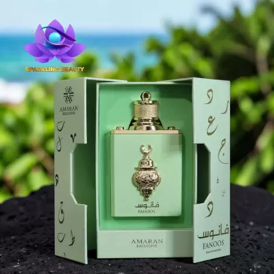 Frasco de perfume verde com embalagem verde clara e texto Amaran Exclusive e Fanoos em fundo natural