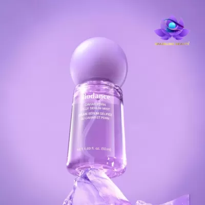 Frasco de sérum Biodance jelly mist roxo com tampa redonda sobre gelo