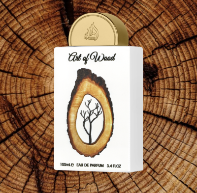 Frasco de perfume Art of Wood sobre fundo de madeira em corte transveral