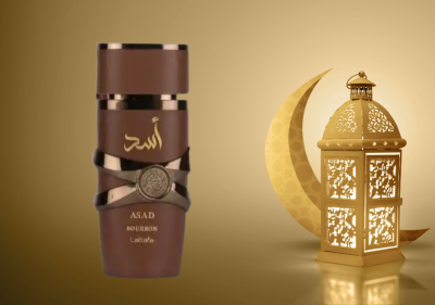 Perfume ASAD BOURBON e ornamento em forma de lua e lanterna dourada