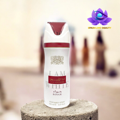 Spray perfumado branco e vermelho ANA ABIYEDH I AM WHITE ROUGE numa superfície de pedra