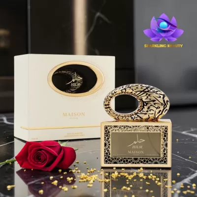 Frasco de perfume dourado e preto com embalagem branca e rosa vermelha